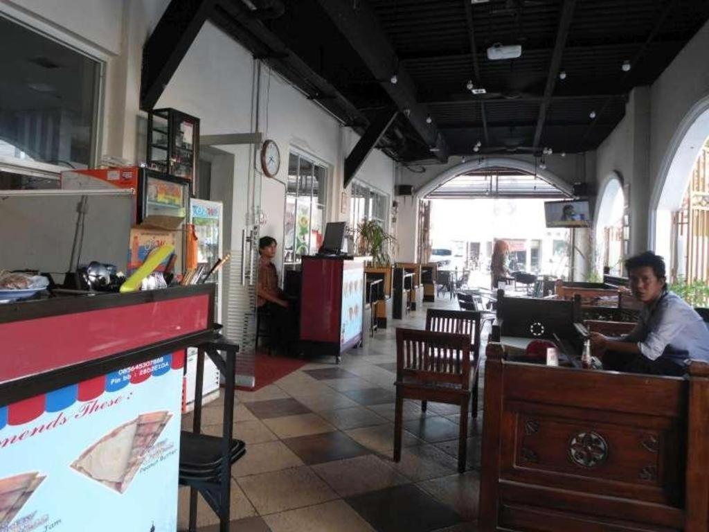 Vindhika Hotel Pengayoman Макасар Экстерьер фото
